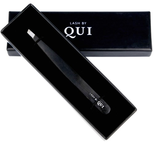 En svart förpackning med texten 'LASH BY QUI' som innehåller en mascara.