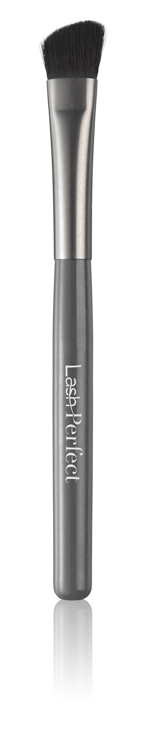 En makeupborste i svart och silver med ett runt handtag, märkt 'Luxie' på handtaget.
