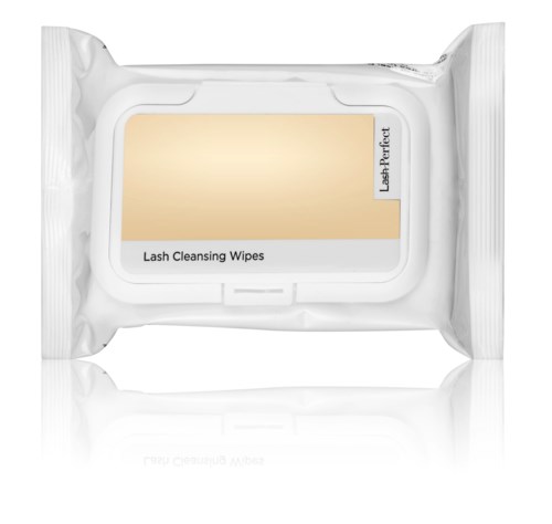 En vit förpackning med Lash Cleansing Wipes med en beige etikett och genomskinligt fönster.