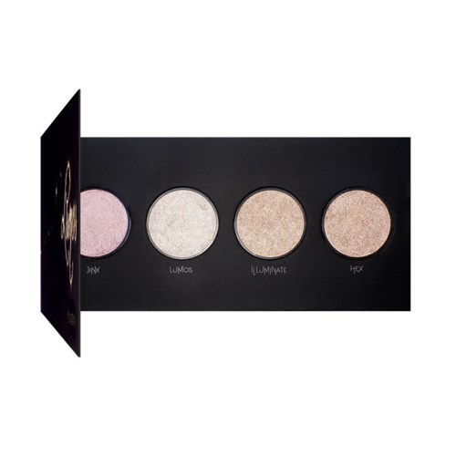 Fyra rund makeup-highlighters märkta Jinx, Lumos, Illuminate och Hex på ett svart etui.