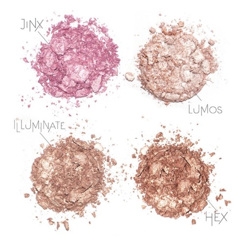 Fyra olika pulver märkta JINX, LUMOS, LUMINATE och HEX visar olika nyanser och texturer.