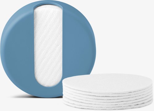 Blauer Behälter mit weißer Innenhülle und einem Stapel runder weißen Wattepads.