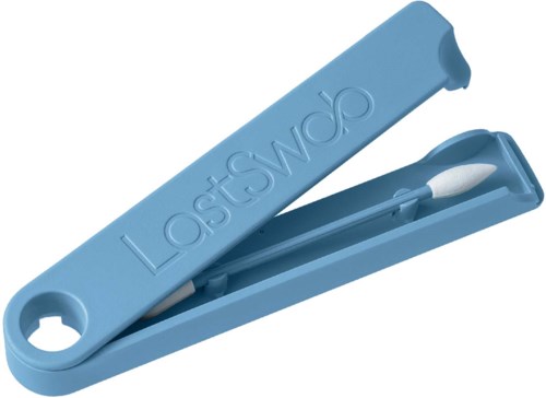 Et blåt etui med ordet "LastSwab" indeholder en genanvendelig vatpind.
