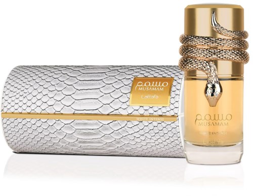Een parfumfles met een slangachtige ketting eromheen, en een getextureerde doos met gouden accenten.
