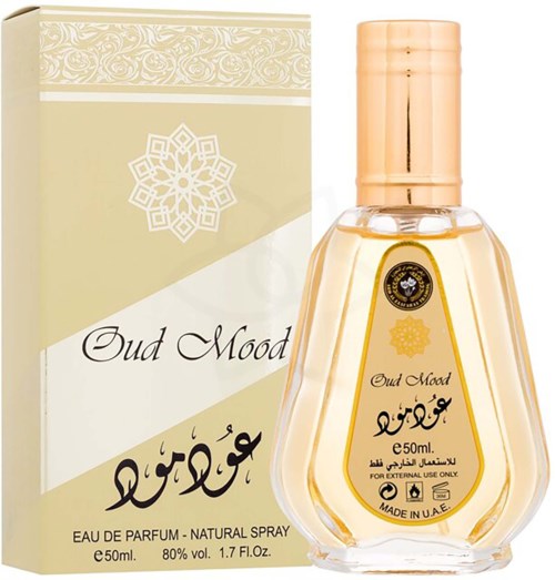 Ein Parfümflasche und Kartonetikett mit goldenen Akzenten, Arabisch und Englisch, als Oud Mood gekennzeichnet, 50ml.