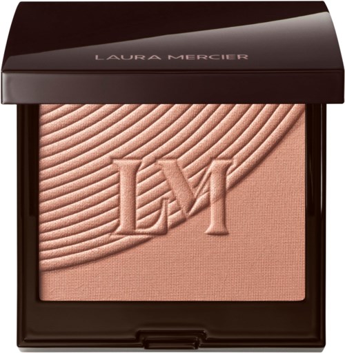 En Laura Mercier rougekompakt med beige rouge och texturerad design. Logga 'LM' på rougeytan i ett mörkt fodral.