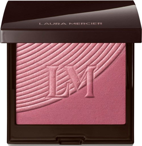Rosa rouge med inpräglade bokstäver 'LAM', i ett brunt kompaktfodral. Locket har Laura Mercier skrivet på.