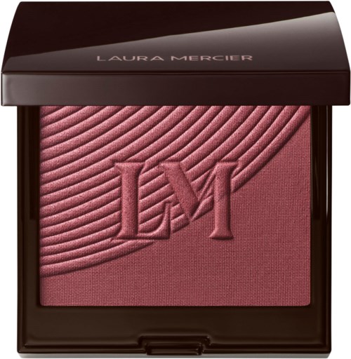 En Laura Mercier rougecompact med rosa rouge och texturerat mönster, med initialerna LM ingraverade på ytan.