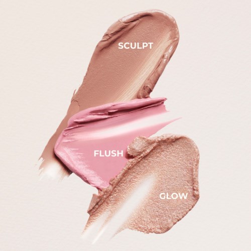 Drei Make-up-Proben mit den Labels Sculpt, Flush und Glow auf hellem Hintergrund.