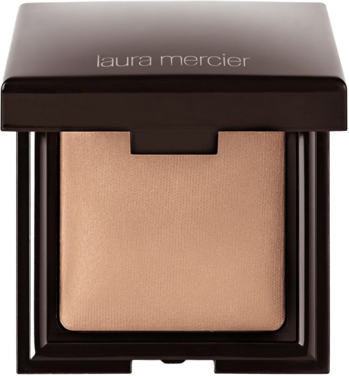 Ett beige kompakt puder i ett svart fodral med 'laura mercier' på locket.