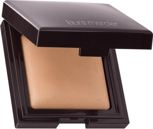 En komp makeup-puder med svart lock och beige pulver inuti.