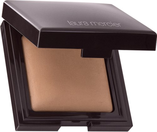 En komp makeup puder från Laura Mercier i ett öppet svart fodral med ett beige puder inuti.