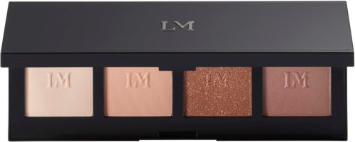 Fire øjenskygge nuancer i en sort palette med sølvlogo, fra lys beige til mørkebrunt med shimmer.