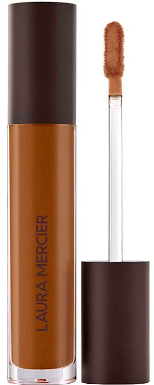 En Laura Mercier flytande concealer med en applikator och en mörkbrun lock.