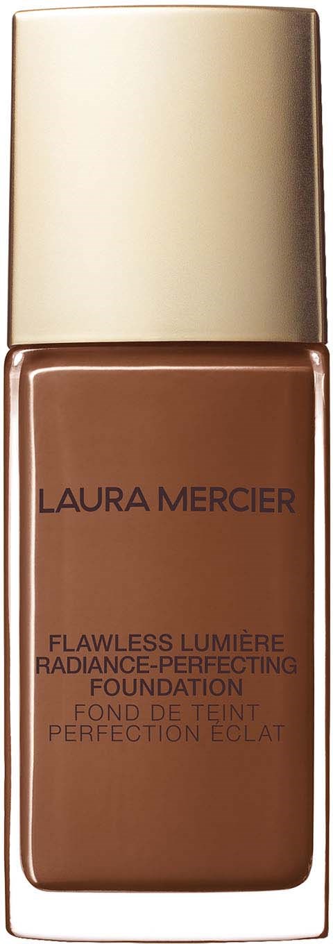 Eine Foundation-Flasche mit goldener Kappe und beiger Etikette, zeigt Markenname und Produktdetails.