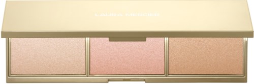 En sminkpalett med tre olika nyanser av blush eller highlighter och ett guldigt lock med varumärkesnamn.