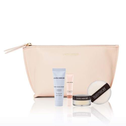 En ljus rosa Laura Mercier-makeuppåse med fyra hudvårds- eller makeup-produkter framför.
