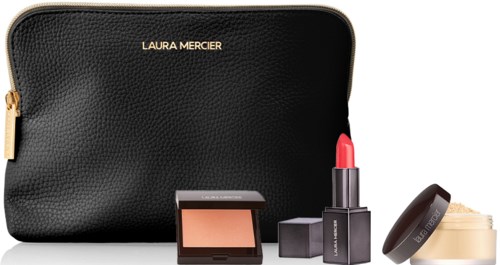 En Laura Mercier-sminkväska med blush, läppstift och puder bredvid eller inom den.