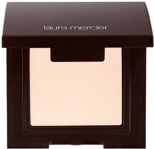 En svart rektangulær kompakt med pulver inni, og lokk med Laura Mercier-logo på.