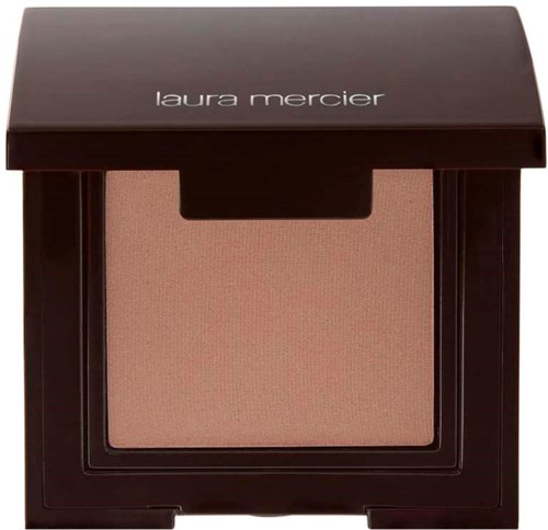 Ein Laura Mercier Kompakt mit hellrosa Rouge und braunem Deckel mit Markenname.