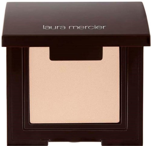 Ein beiges Puder-Make-up in einer schwarzen Verpackung mit durchsichtigem Fenster und "laura mercier" auf dem Deckel.