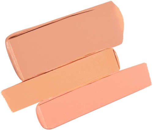 Tre ferskenfarvede makeup-svampe stablet på hvid baggrund.