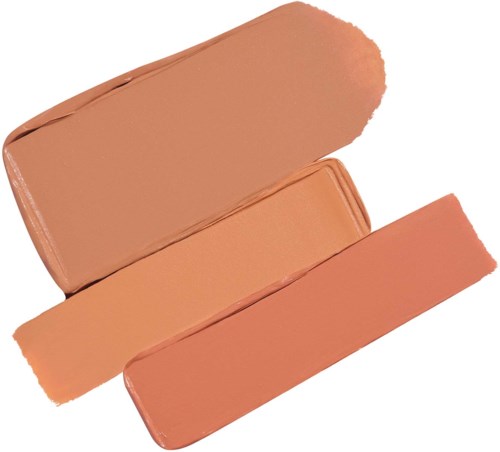 Tre forskellige nuancer af ferskenfarvede makeupprøver på en hvid baggrund.