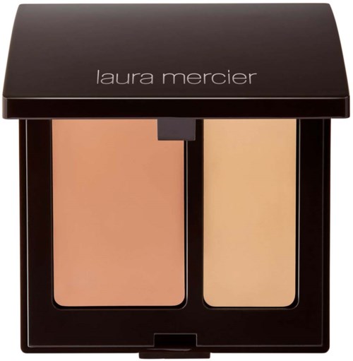 Dwa pudry do makijażu w czarnym puderniku z pokrywką z napisem 'laura mercier'.
