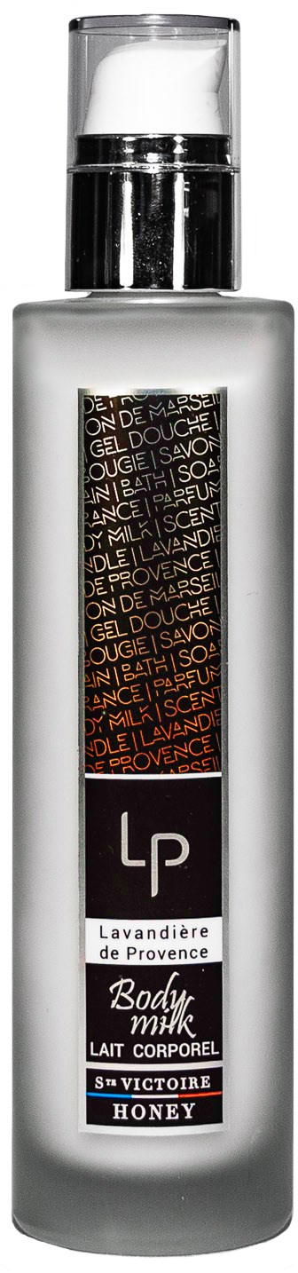 En lång, smal flaska med pump, märkt 'LP.' Innehåller kroppsmjölk med honungsdoft från Lavandière de Provence.