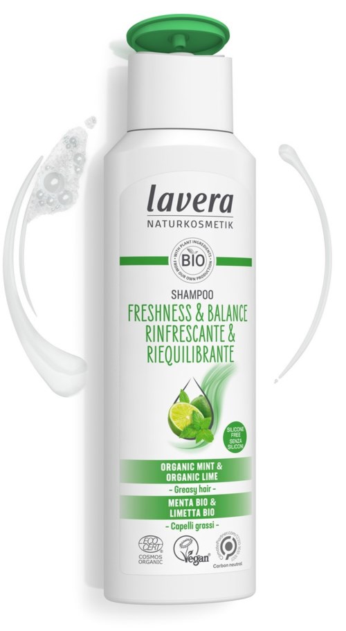 Valkoinen shampoopullo, jossa on vihreä kääntöpyyhkäisy ja lime- sekä minttikuvia, merkitty raikkaudesta ja tasapainosta, luomu ja vegaani.