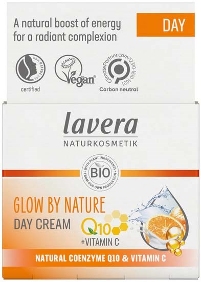 Dagkräm förpackning som lovar att öka energi för strålande hud, innehåller naturliga ingredienser, och betonar veganska, bio och vitamin C fördelar.