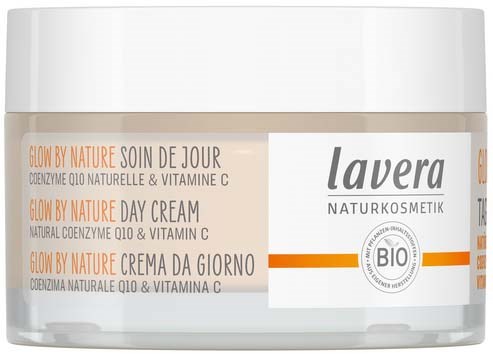 En burk med Lavera dagkräm med naturliga ingredienser, märkt 'Glow by Nature' och 'BIO'.