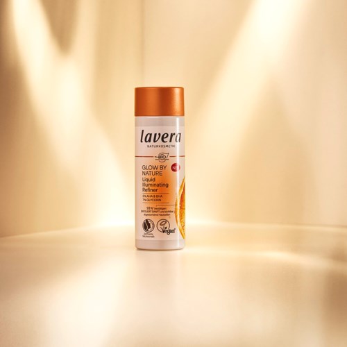 Lavera Glow by Nature nestemäinen heleyttävä primeri, oranssi ja valkoinen muotoilu.