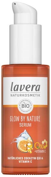 En hudvårdsflaska med vit pump, orange kropp och etikett med naturliga ingredienser och vitaminer.