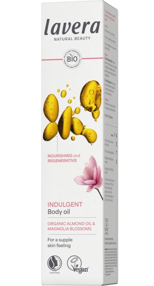 En lång förpackning av Lavera kroppsolja med mandelolja och magnoliablommor, visar gyllene droppar och en rosa blomma.