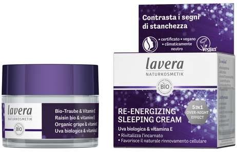 Lavera yövoite purppura-valkosäiliössä ja sen pahdossa, joka korostaa luonnollista, vegaanista ja ympäristöystävällistä ihonhoitoa.