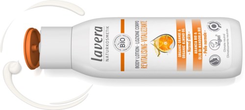 En vit flaska med orange detaljer innehåller kroppslotion, märkt med naturliga ingredienser och hudvårdsfördelar.