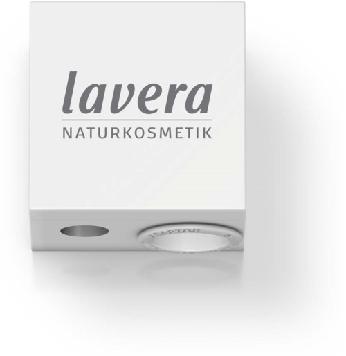 En vit låda med texten "Lavera NATURKOSMETIK" på framsidan, med öppningar på sidan för att öppna den.