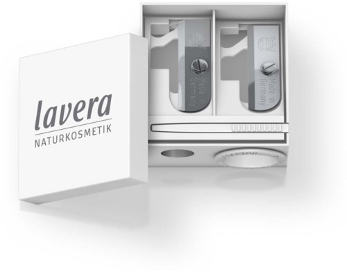 Ett hudvårdset innehåller två flaskor med lock och en liten vit låda märkta 'lavera NATURKOSMETIK' och en bricka.