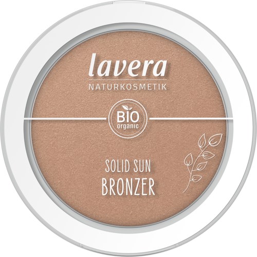En rund behållare med naturlig bronzer, beige puder, märkt 'Lavera Bio Organic Solid Sun Bronzer,' och en bladdesign.