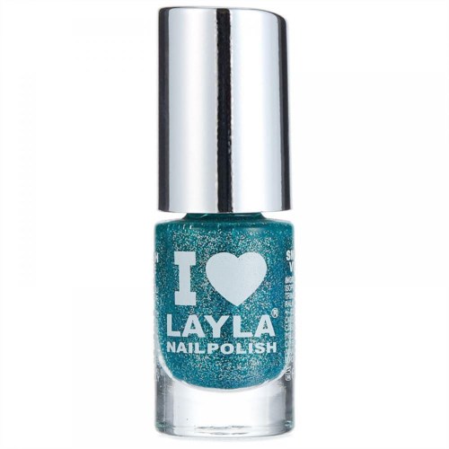 Kleine fles met tealgekleurde nagellak en zilveren dop, gelabeld "I ❤️LAYLA NAIL POLISH."