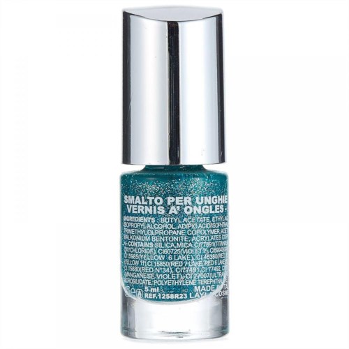 Een klein flesje met turquoise nagellak en zilveren dop, gemarkeerd met ingrediënten en instructies.