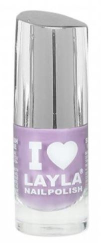 En flaska nagellack i lila med vit text som säger "I ❤️ Layla Nailpolish".