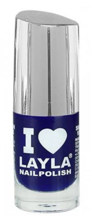 En flaska nagellack med en blå etikett som säger "I love Layla Nail Polish" och ett silverlock.