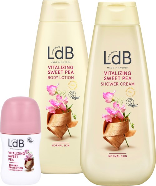 Tre hudplejeflasker og en krukke mærket med sød ærter og vegansymboler, til kropslotion, shower cream og beskyttelse.