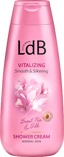 Lyserød flaske med shower gel med blomster, mærket 'VITALIZING' for glat, silkeagtig hud, med duft af 'Sweet Pea & Silk'.