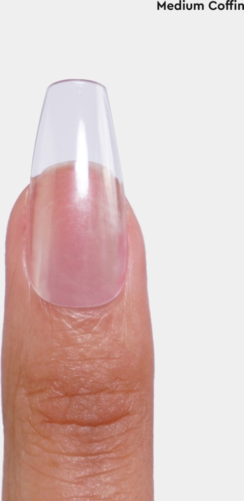 En persons finger med ett klart eller ljusrosa nagellack, visar väldefinierade naglar och huddetaljer.