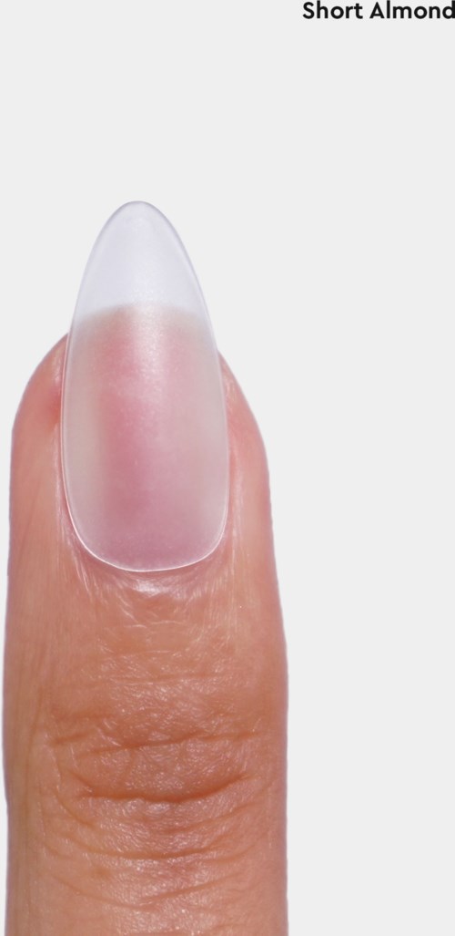 En nära bild av ett välvårdat finger. Nageln är genomskinlig och glänsande, med en naturlig form. Huden runt är snygg.