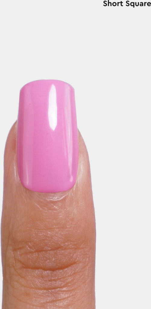 En tumme med ett nagellack i stark rosa färg. Bakgrunden är vit med lite text upptill.
