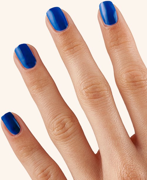 Hand med naglar målade blå. Närbild av fingrar och glänsande nagellack. Enkel och snygg design.